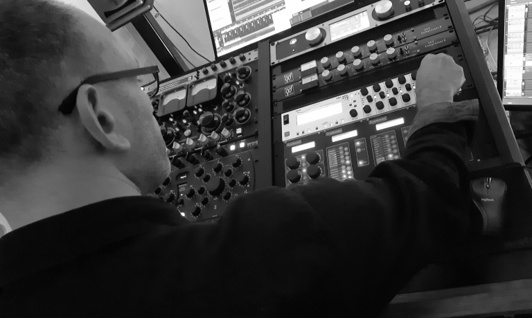 Alexis de Kevork Mastering travaillant dans son studio de mastering audio