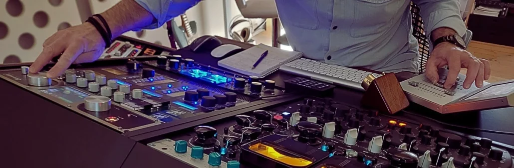 Mastering studio human approach. Le Mastering Humain ou "de l’analyse à l’intention" : on projette le son en intervenant sur le signal afin de concrétiser des intentions propres ou d'en créer d'autres.