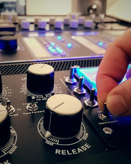 Finding the right sonic identity in human mastering. Le Mastering Humain c'est un Focus sur ce qu'il est possible de faire afin de bonifier la représentation du message artistique en accord avec les intentions du Mix et les sienne.