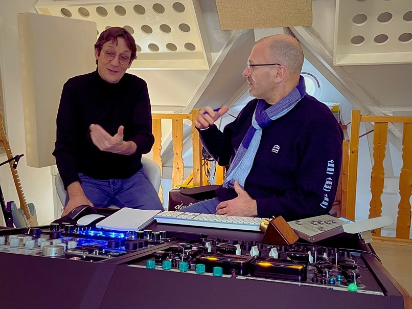 Mastering dialogue with the client: the artist, mixer, producer, label. En Mastering professionnel, l'importance de l'échange avec l'artiste ou le producteur, et l'adaptation humaine et technique qui en découle.