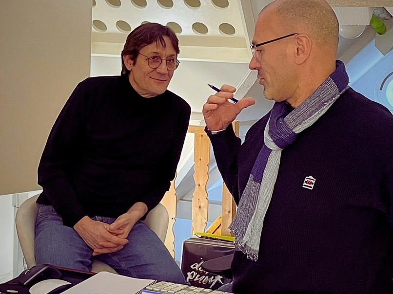 Understanding the craft during a Human Mastering session. En Mastering Professionnel, le rôle de conseil et de transmission de l’ingénieur de Mastering permet de pérenniser le projet dès sa sortie et de valoriser l'artiste.