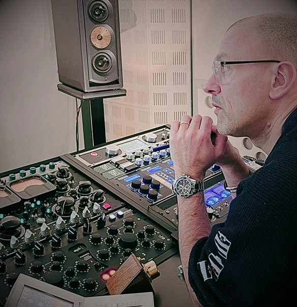 Human Mastering is the only way to reveal the Music. Le Mastering Humain c'est mieux révéler la part émotionnelle de la musique. Ce que l'IA ne pourra jamais faire à sa place.