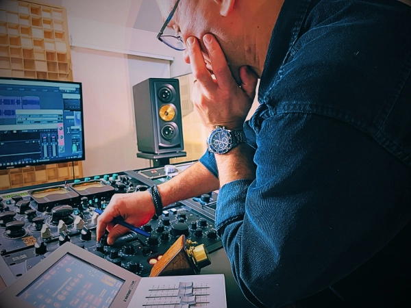 Professional mastering engineer listening. En Mastering audio, après l'écoute attentive l'ingénieur du son se place entre objectivité technique et subjectivité humaine.