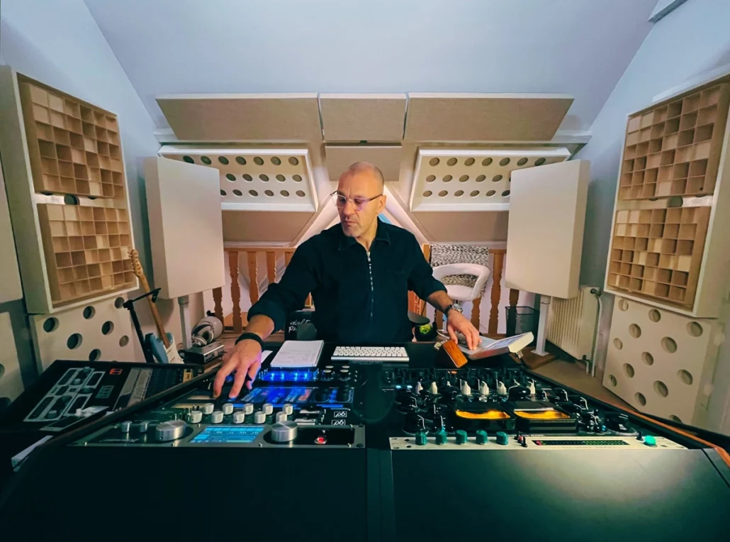 Human mastering process is Beyond the Algorithm. En Mastering Humain la chaîne de Mastering c'est une Signature Sonore propre à chaque Ingénieur du Son.